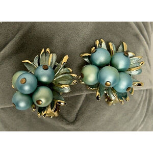Vintage Aqua Enameled & Gold Tone Cha-cha Flower Faux Pearl Bead Clip Earrings